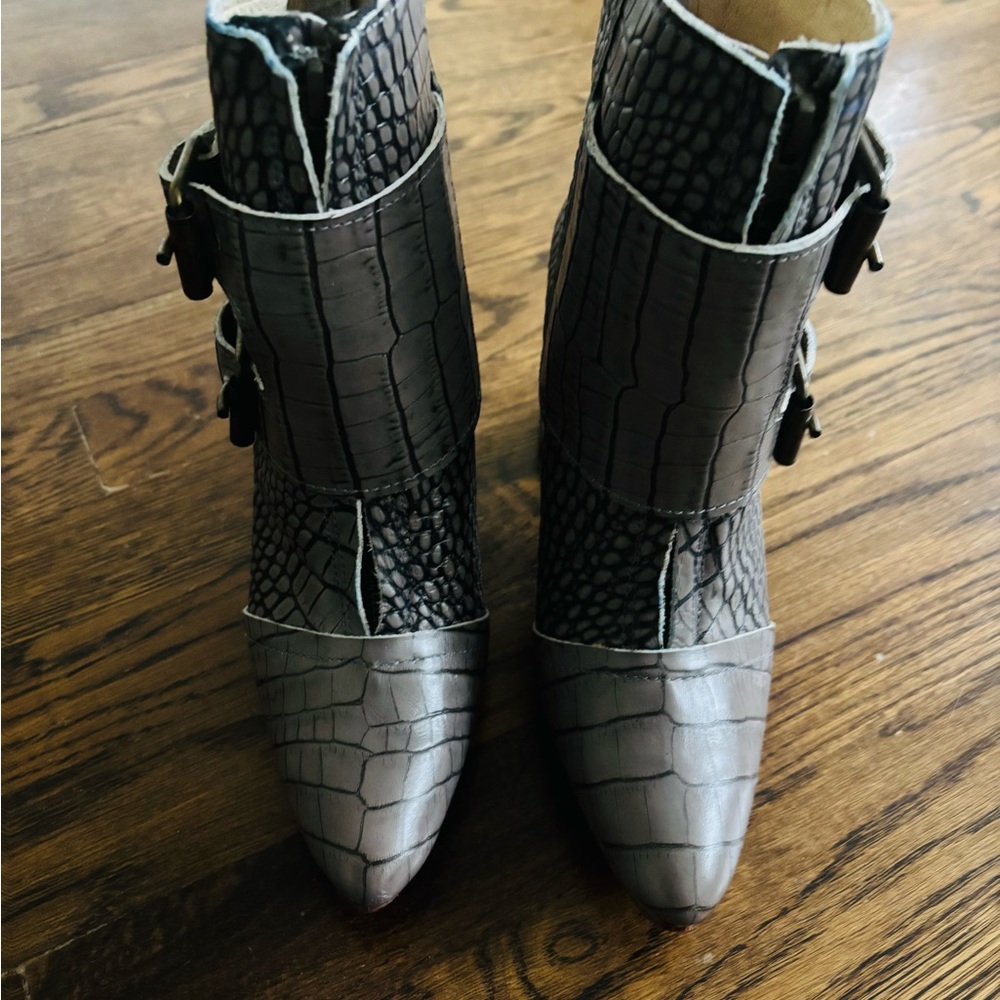 NWT Freebird by Steven Croc-Embossed Brown Ankle Boots - Picture 9 of 12